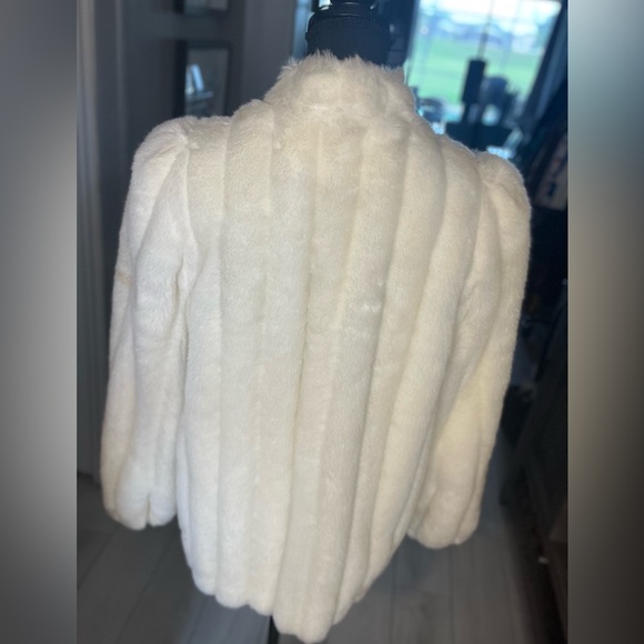 VINTAGE JORDACHE WHITE COAT *** Disclaimer*** - Picture 2 of 9